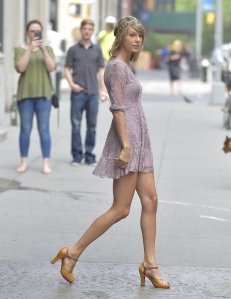 Taylor-Swift-Wearing-Purple-Lace-Dress-Headpiece