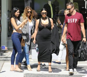 Kim-Kardashian-Tight-Black-Dress